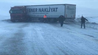 Karda kayan tır yolu ulaşımı kapattı