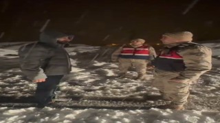 Karda mahsur kalan vatandaşı jandarma kurtardı