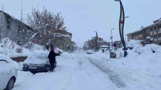 Karlıovada kar ve tipi hayatı olumsuz etkiledi