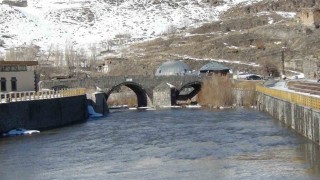 Kars Çayında erken bahar: Zemheri beklenirken buzlar çözüldü