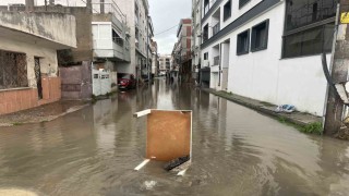 Karşıyakada sağanak sonrası sokaklar göle döndü
