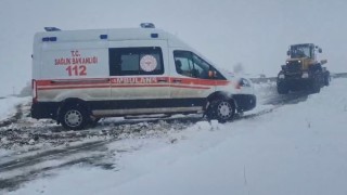 Karsta ambulanslara kar geçit vermedi