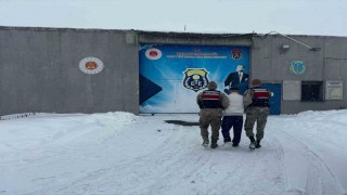 Karsta aranan 2 kişi jandarma ekiplerince yakalandı