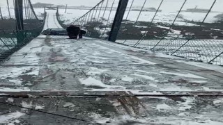 Karsta asma köprüde korku dolu anlar: Otomobil buzda kayarak asılı kaldı
