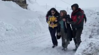 Karsta hasta kadın için ekipler seferber oldu