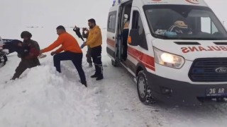 Karsta kar esareti: Hasta çocuklar için Mehmetçik ve ekipler seferber oldu