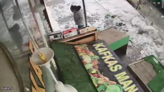Karsta kar kütlesinden şans eseri kurtuldu