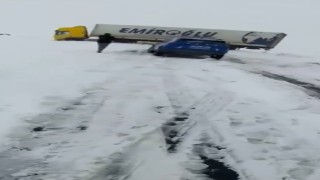 Karsta kayan tır kara yolunu ulaşıma kapattı