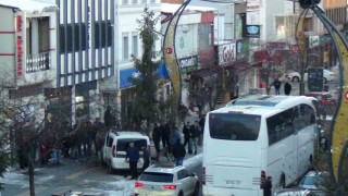 Karsta kontrolden çıkan araç ağaca çarparak durabildi