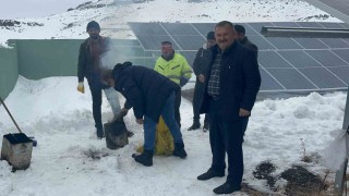 Karsta köylüler, içmesuyu için kurdukları GES sitemlerinin karını imece usulü temizliyor