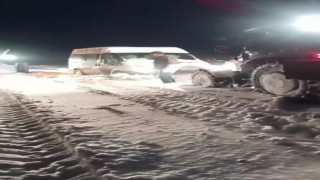 Karsta minibüs kara saplandı, mahsur kalan vatandaşlar kurtarıldı