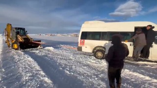 Karsta yolda mahsur kalan öğrencilerin imdadına ekipler yetişti