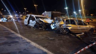 Kartalda sahil yolunda hafif ticari araç park halindeki otomobile çarptı: 4 yaralı