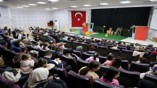 Kartepede çocuklar Meraklı Civciv oyununu izledi