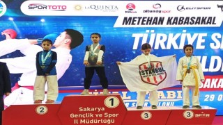 Kartepeli karateciler Sakaryadan 6 madalyayla döndü