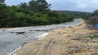 Kastamonuda heyelan sebebiyle çatlaklar oluşan yol ulaşıma kapatıldı