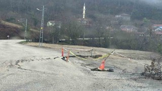 Kastamonuda heyelan sonrası yol çöktü