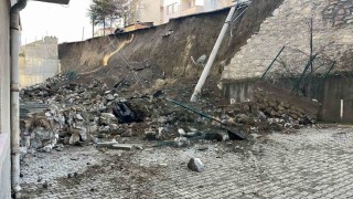 Kastamonuda istinat duvarı çöktü, 7 araç zarar gördü
