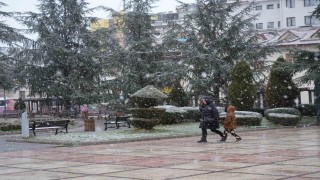 Kastamonuda vatandaşlar, Ramazan ayının ilk gününe kar yağışıyla uyandı