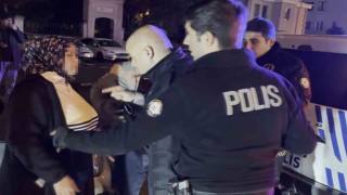 Kavga sonrası gözaltına alınan şahıs Kapıyı kapatmayın derken, annesi Adam öldürmedi, çıkarın benim çocuğumu dedi