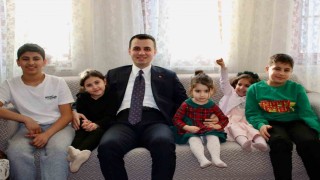 Kaymakam Alpaydan depremzede aile ile bir araya geldi