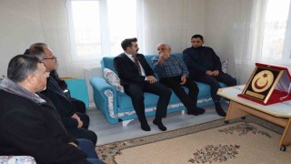 Kaymakam Eser, Tomarzalı şehit babasını ve Kıbrıs gazisini ziyaret etti