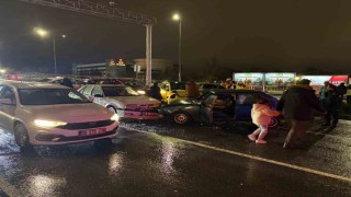 Kayseride otomobil kırmızı ışıkta bekleyen 5 araca çarptı: 2 yaralı