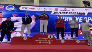 Kayserili karateciler Sakaryadan madalyalar ile döndü