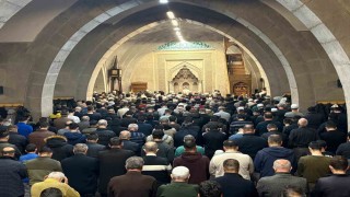 Kayserili vatandaşlar Berat Kandilinde ellerini semaya açtı
