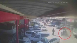 Kazada çarpışan motosiklet sürücülerinin savrulduğu anlar kamerada