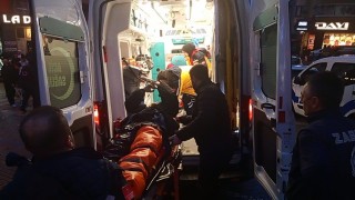 Kazada fırlayan motokurye otomobilin üzerine düştü