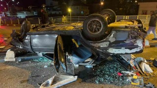 Kazada hurdaya dönen araçtan yara almadan kurtuldu