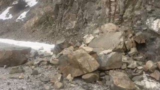 Kemahtaki deprem sonrası Hakbilir köyü yoluna kayalar düştü