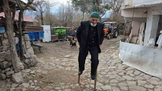 Kendi yaptığı ayakcak ile mahalleyi geziyor