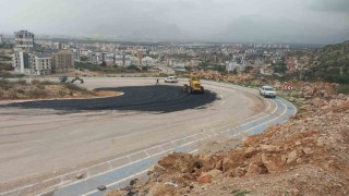 Kepez Belediyesi, yağmurun aşındırdığı yolları yeniledi