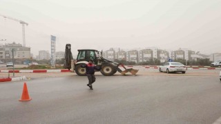 Kepezde yağış sonrası bozulan yollara müdahale