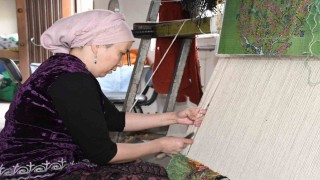 Kırgız Türkleri kültürlerini ilmek ilmek halılara dokuyor