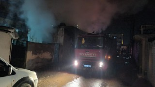 Kırıkhanda metruk binadan alevler yükseldi