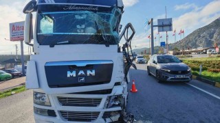 Kırkağaçta iki tır çarpıştı: 1 yaralı
