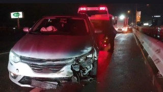 Kocaelide bariyerlere çarpan otomobilin sürücüsü yaralandı