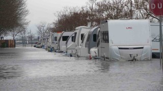 Kocaelide karavanlar su içinde kaldı, otopark sulara teslim oldu
