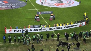 Kocaelispor ve Fenerbahçe sahaya ‘küfüre karşıyız pankartıyla çıktı