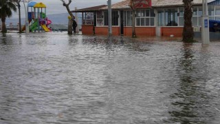 Kocaeliyi lodos vurdu, yollar göle döndü