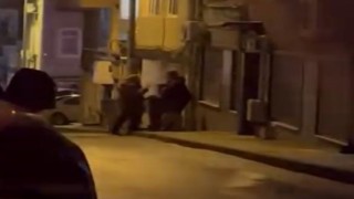 Komşuların çöp bidonu tartışması kameraya yansıdı