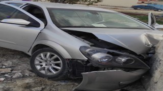 Kontrolden çıkan otomobil avlu duvarına çarptı: 4 yaralı