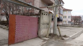 Kontrolden çıkan otomobil ters dönerek demir kapıyı kırıp bahçeye girdi
