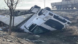 Kontrolden çıkan tır şarampole devrildi: 2 yaralı