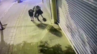 Kontrollü yıkımda çöken binadan koşarak kurtulan anne ve kızın kaçış anları kameraya yansıdı