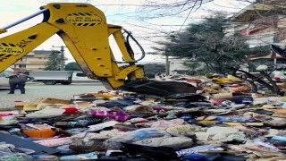 Kötü koku ihbarıyla gidilen evden 30 ton çöp çıktı