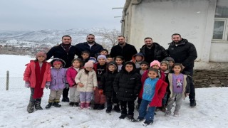 Köy okullarında eğitim gören öğrencilere kırtasiye malzemesi yardımı